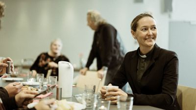 Diakonen leder kirkens omsorgsarbeid i menigheten – for at mennesker blir sett og inkludert i kirkens arbeid og i lokalsamfunnet. Foto: Jarle Hagen/Den norske kirke