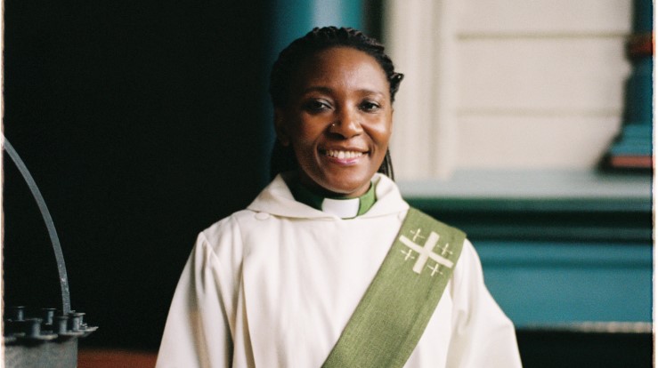 En kateket som ser i kamera og smiler.