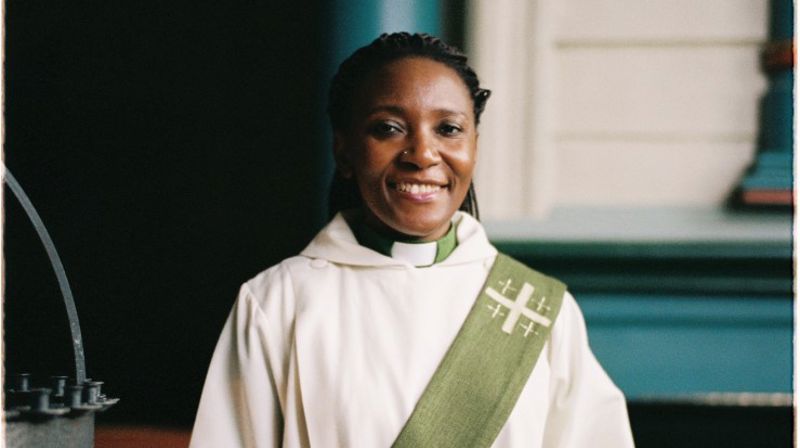 En kateket som ser i kamera og smiler.