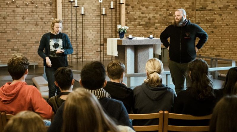 En kateket står foran en gjeng konfirmanter.