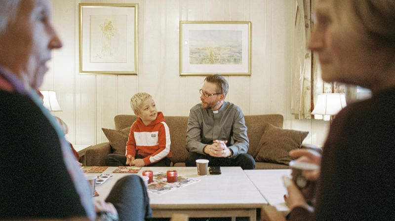En sørgesamtale foregår i hjemmet eller i kirken - mellom deg som pårørende og en ansatt fra kirken. Foto: Jarle Hagen/Den norske kirke