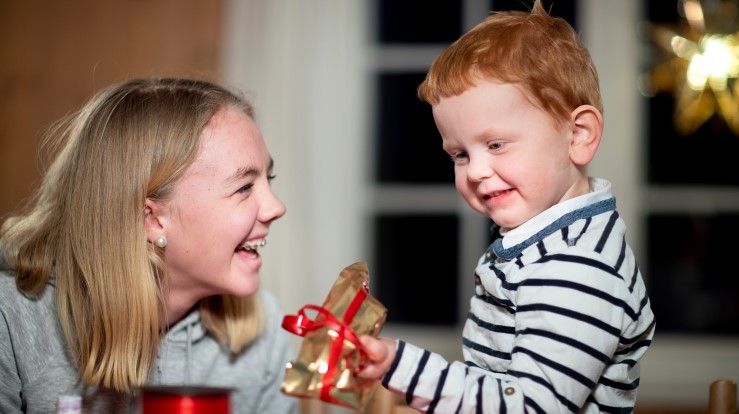 To barn pakker inn en julegave.