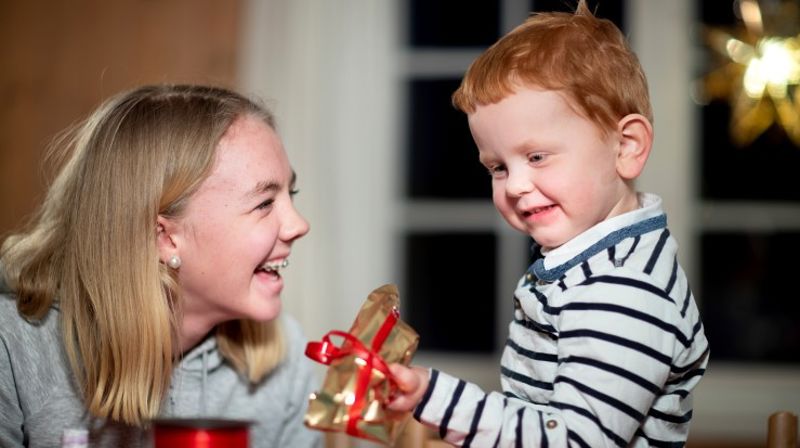 To barn pakker inn en julegave.