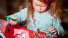 På juleverksted kan man lage julepynt og julegaver. Foto: Den norske kirke / Bo Matihisen