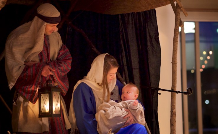 Levende julekrybbe. Maria og Josef. Maria holder Jesus i armene. Josef holder en lykt. 