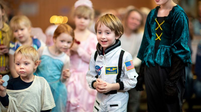 Det er karnevalgudstjeneste på fastelavnssøndag i kirken! Barn i kostymer stimler sammen
