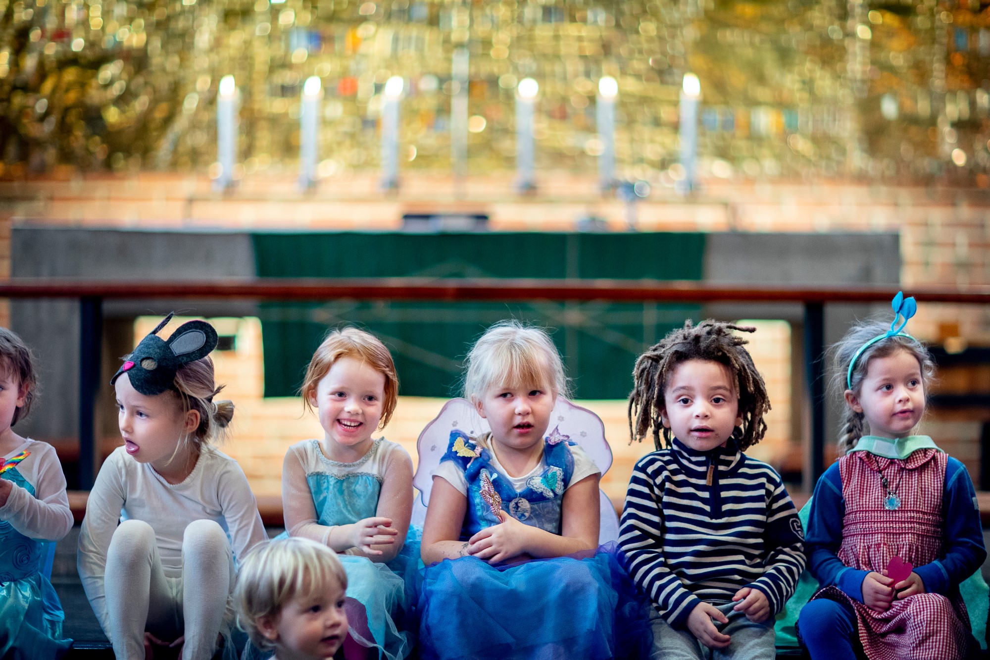 Det er karnevalgudstjeneste på fastelavnssøndag i kirken! Barn i kostymer stimler sammen foran alteret