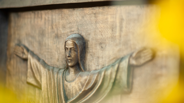Jesus som står opp. Detalj fra alteret i Skedsmo kirke. Foto: Kirkerådet
