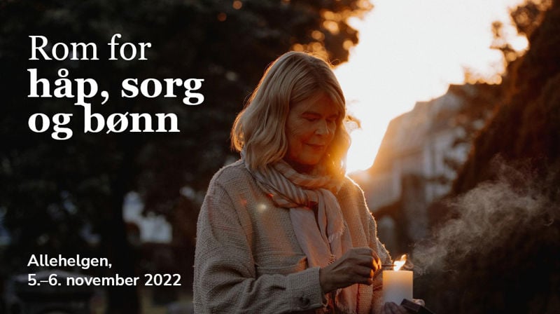 Kvinne som tenner lys ute, på gravlund. Tekst Rom for håp, sorg og bønn, allehelgen, 5.-6. november 2022. Foto Malin Longva.