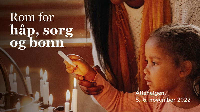 Jente som tenner lys i lysglobe i kirkerom, tekst Rom for håp, sorg og bønn, allehelgen, 5.-6. november 2022. Foto Malin Longva.