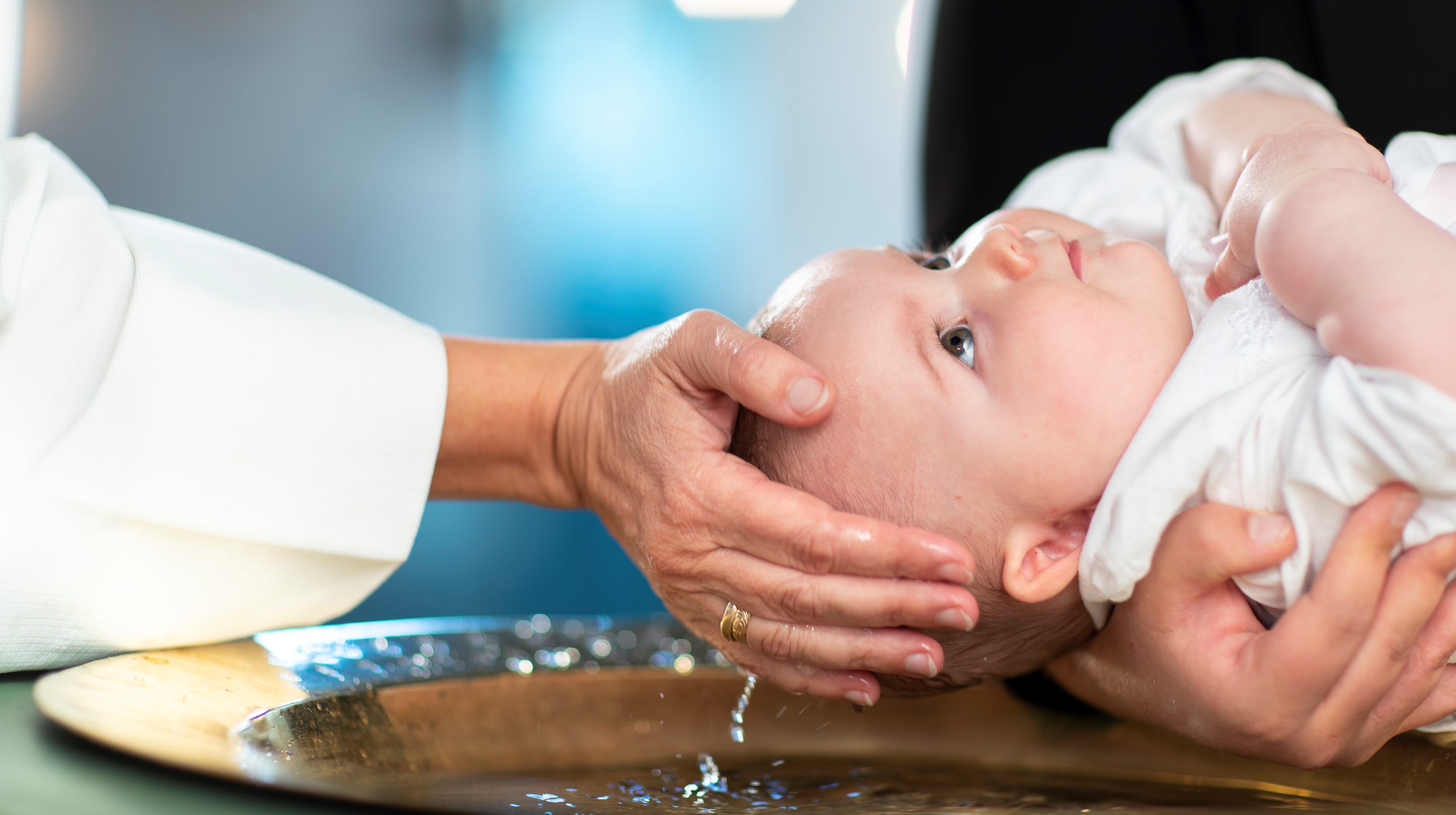 En baby som blir døpt 