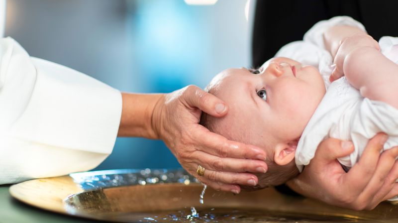 En baby som blir døpt