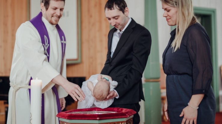 En baby som blir døpt 