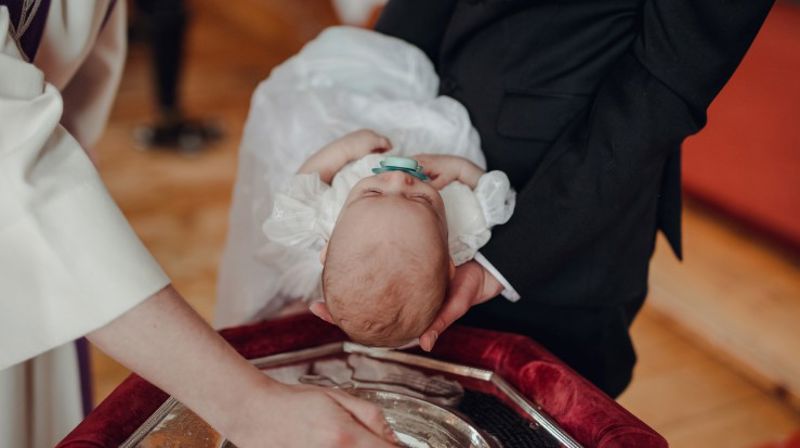 Baby blir døåt i Saltdal kirke