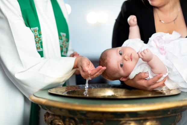 En baby som blir døpt 