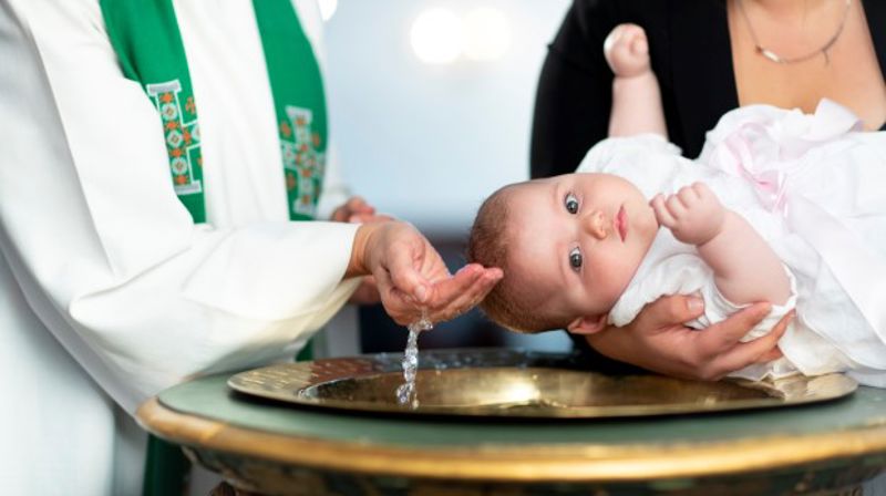 En baby som blir døpt 