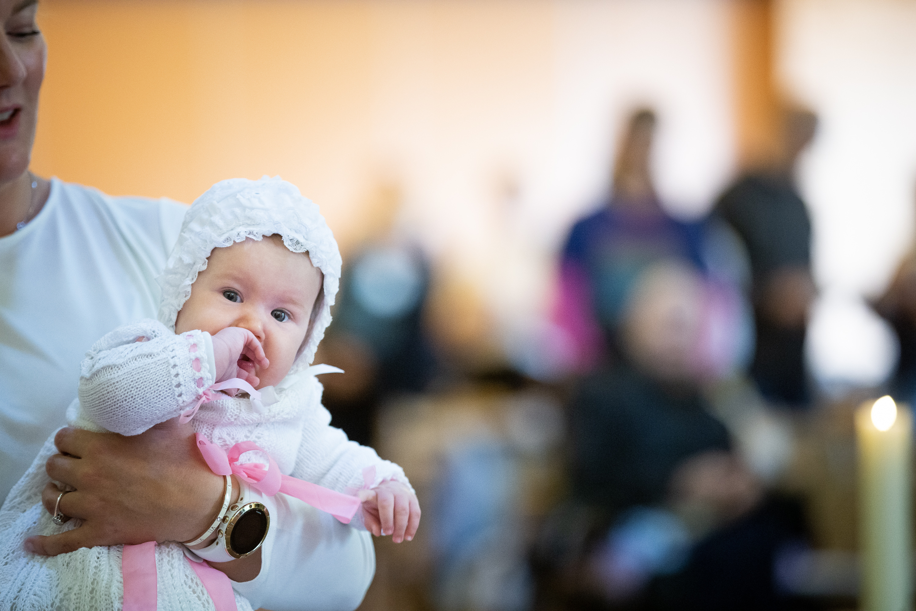 Et barn i dåpskjole