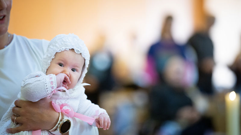 Et barn i dåpskjole