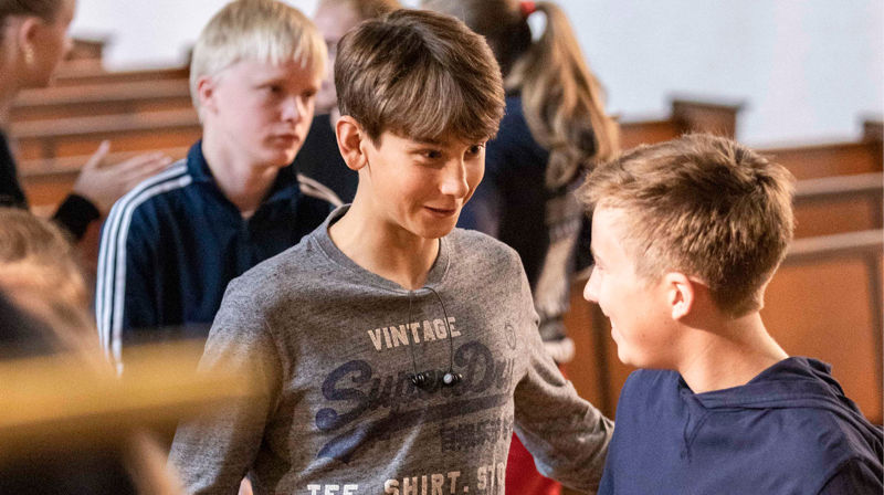 Gutter i kirken. De snakker sammen.