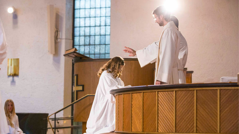 Her kan jeg lese om konfirmasjon i Den norske kirke. Foto: Von/Den norske kirke.