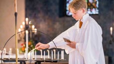 Konfirmasjonsdagen er en festdag for konfirmanten, familien og menigheten. Den markerer avslutningen på konfirmasjonsåret. (Foto: Den norske kirke). 