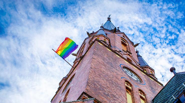 Illustrasjonsbilde: Paulus kirke er en av mange kirker som heiser regnbueflagget. Foto: Bo Mathisen/Den norske kirke