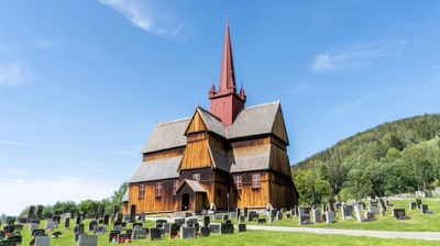 Velger dere en kirkelig vielse får dere tilgang til prest, kirkemusiker og et vakkert kirkerom - helt gratis. Foto: Joakim Birkeland/Den norske kirke