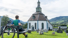 Jonas Orset har en pause på vei til Trondheim. (Foto: Joakim Birkeland / Den norske kirke).