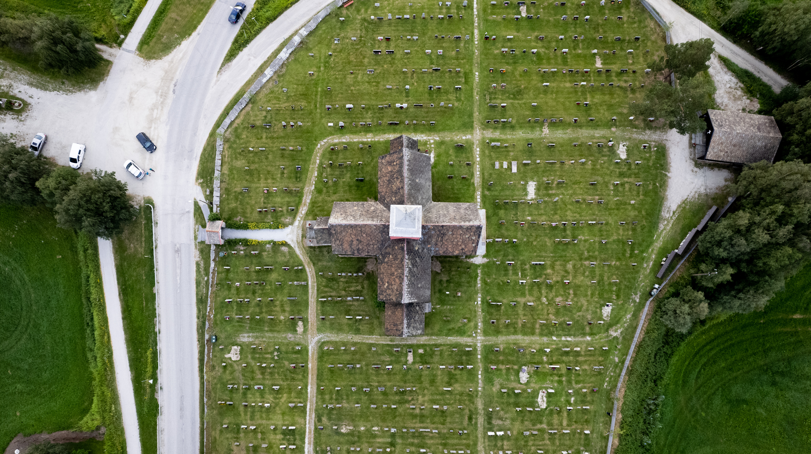 Dronebilde av Kirkebygg i korsstil med natur