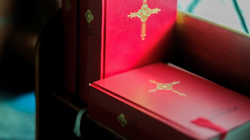 En rekke salmebøker i kirken.