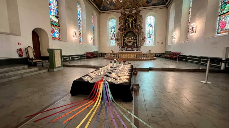 Oslo domkirke holder sørgegudstjeneste søndag 26. juni. Lørdag var kirken åpen for stillhet og lystenning. Foto: Kirkerådet
