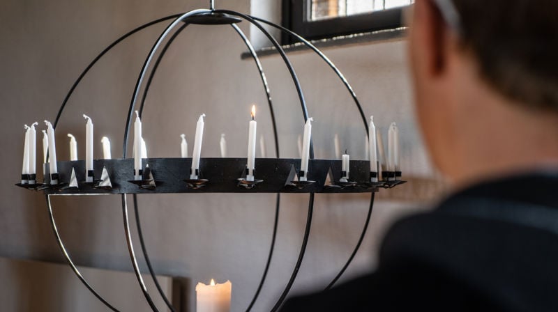 Tenning av lys i lysgloben, symbolet på en klode vi alle har ansvar for. (Foto: Joakim Birkeland/Den norske kirke)