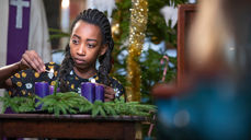 Ei jente tenner lys i adventskransen. Det er mange måter elever kan delta i på en skolegudstjeneste. (Foto: Bo Mathisen)