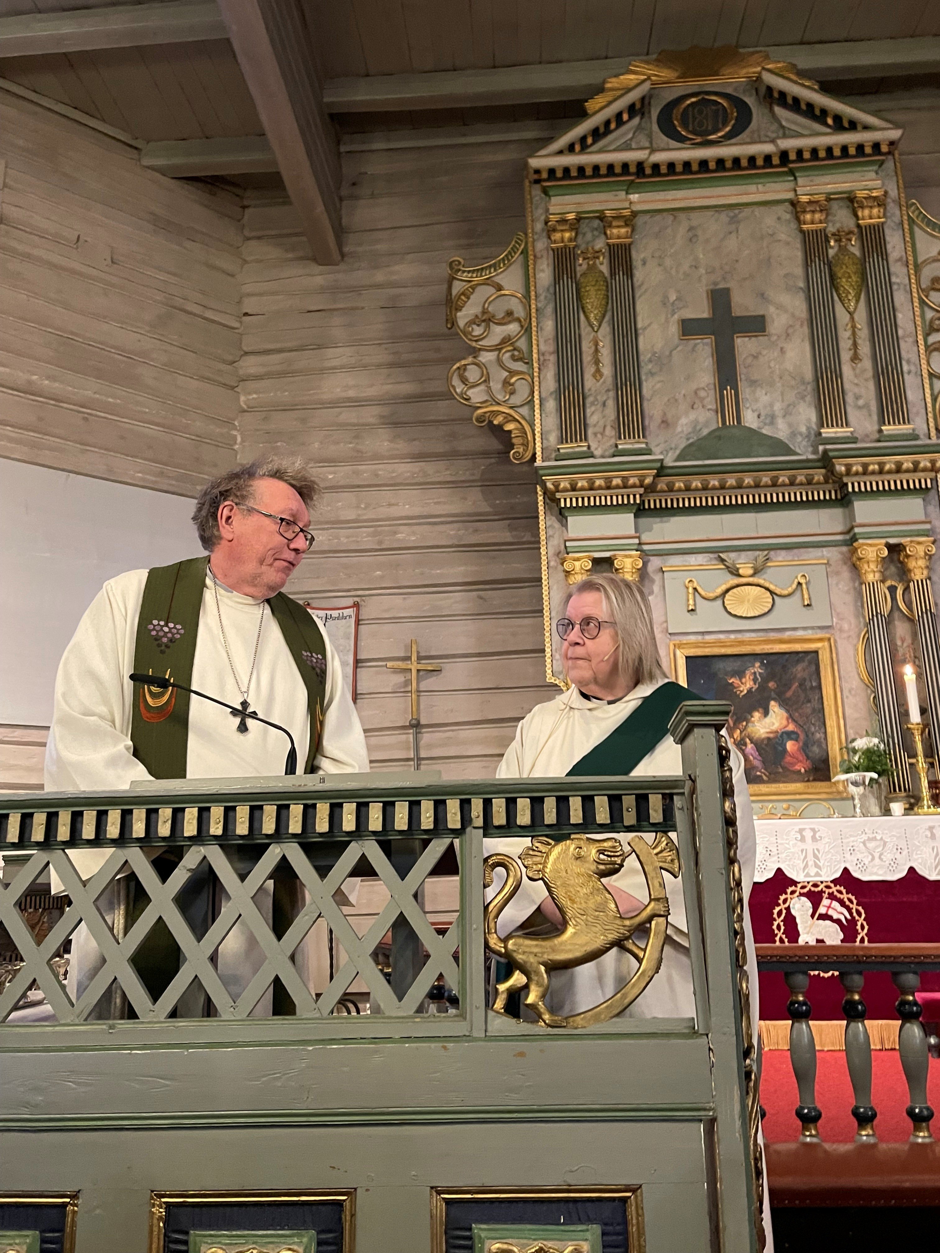 Prost Dagfinn Thomassen taler til Birgith. Foto: Jorunn Væge 