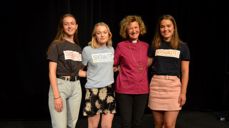 Under temauka overtar elevene skolens undervisning og opplegg. Fra venstre Anne Brøvig Pedersen, Lea Martinuzzi, biskop Kari  Veiteberg og Amanda Hylland Spjeldnæs. De tre elevene er i ledergruppa for uka.