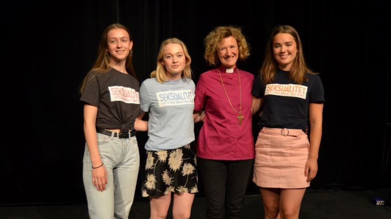 Under temauka overtar elevene skolens undervisning og opplegg. Fra venstre Anne Brøvig Pedersen, Lea Martinuzzi, biskop Kari  Veiteberg og Amanda Hylland Spjeldnæs. De tre elevene er i ledergruppa for uka.