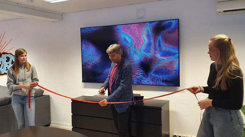 Biskopen klipper snora for Ønsket og Elsket flankert av Guro Leirstang (t.v.) og Elisa Damberg.