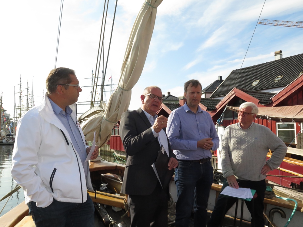 Odd Inge Uleberg (t.v.) fra Åpen folkekirke, Martin Birkedal fra Bønnelista og Markus Westermoen fra Nominasjonskomitéens liste under kirkevalgdebatten på Kirkeskipet under Arendalsuka. Debattleder var Jan Arild Holbæk (t.h.). Foto: Dag A. Kvarstein.