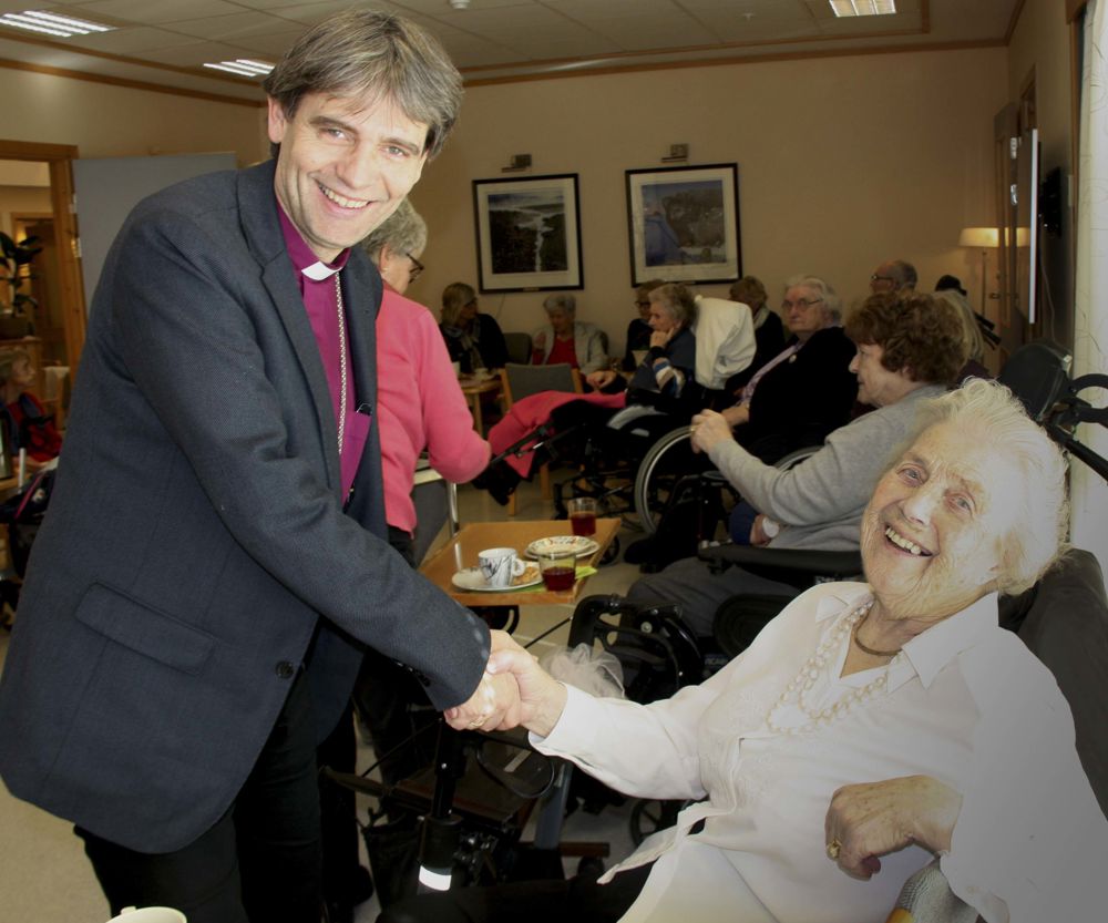 Biskopen hilser på Solveig Serkland på Siljan Sykehjem. (Foto: : Vigdis Øyerud)