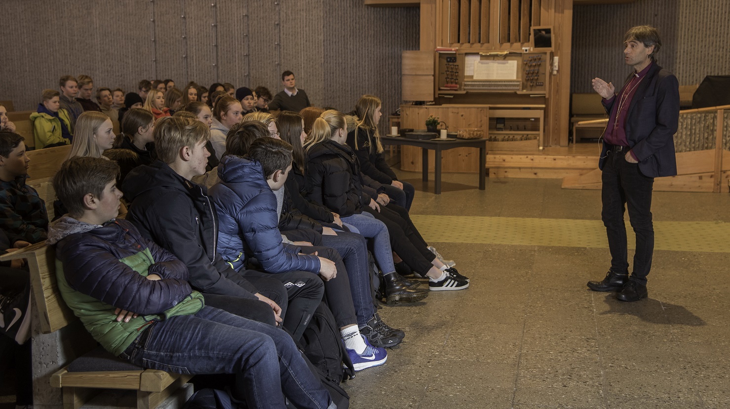 Møte med konfirmantene i Grim kirke. Foto Arne Lunde.