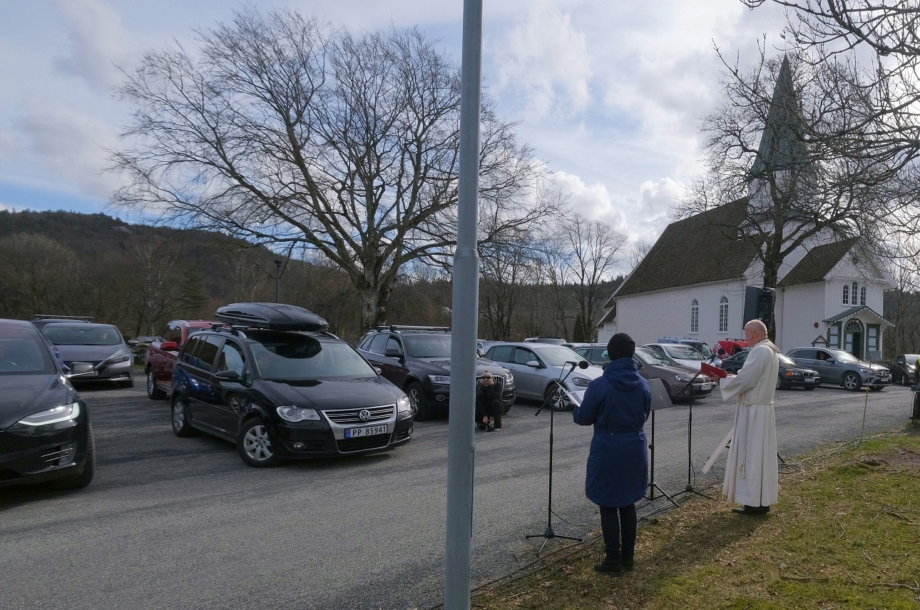 Fra drive-in gudstjeneste i Tveit 22. mars. Foto Asle Jøssang.