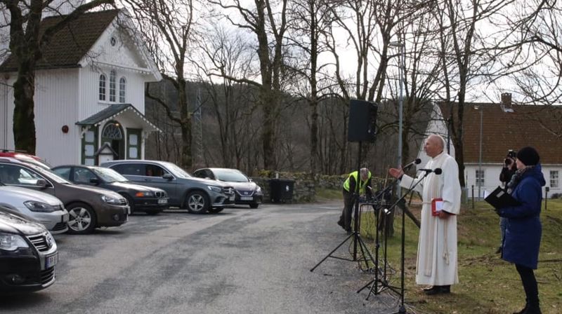 Drive-in gudstjeneste ved Tveit kirke søndag 22. mars ved sokneprest Jens Olai Justvik og kantor Ruth Sandvik. Foto: Lars Hollerud.
