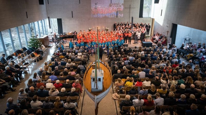 Den nye Flekkerøy kirke var stappfull og vel så det da den ble åpnet søndag 1. desember. Foto: Frank Otto Pedersen