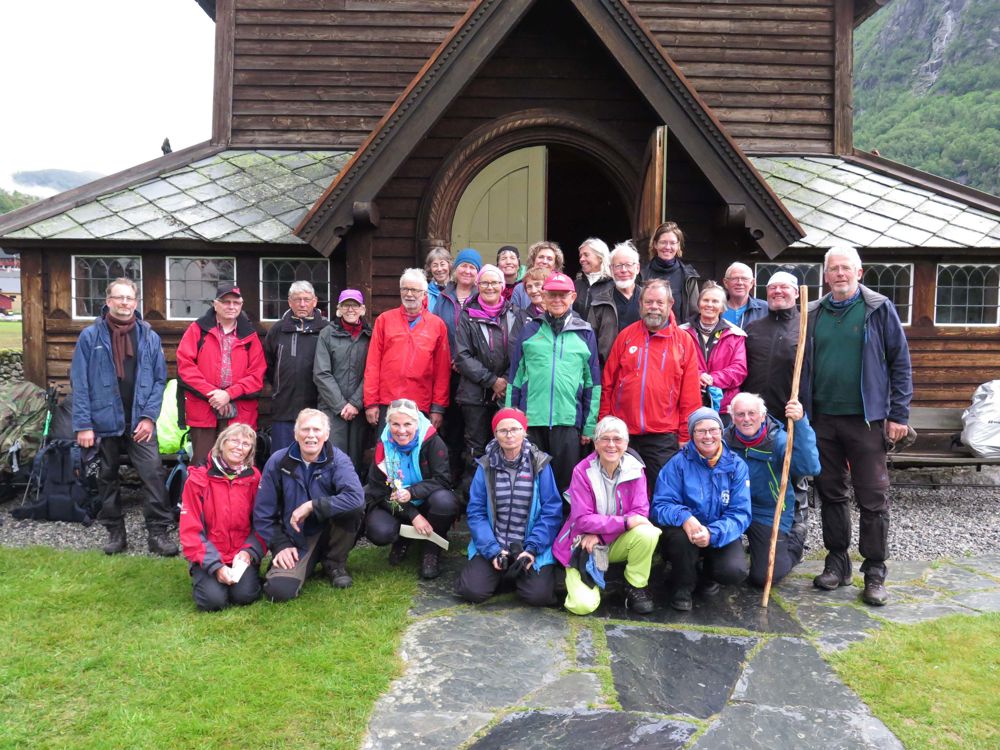 Hovden-pilegrimene foran Røldal stavkyrkje.