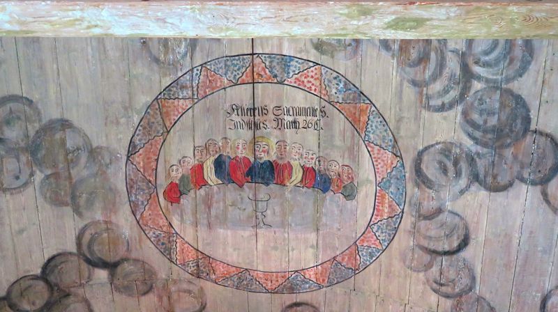 Sommaropen kyrkje med rosemåling