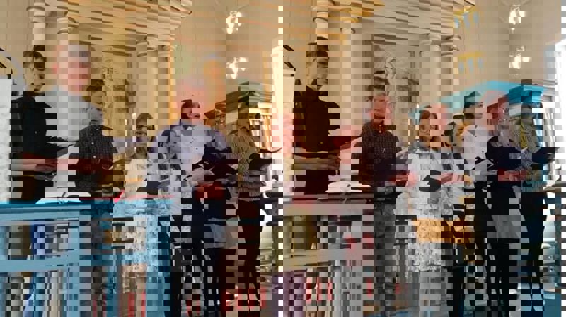 Flott med flere generasjoner er synlige i gudstjenestelivet når Grunge kirke inviterer til "Barnas kveldsbøn". Her imponerte barn og unge biskopen med sang og lesninger.