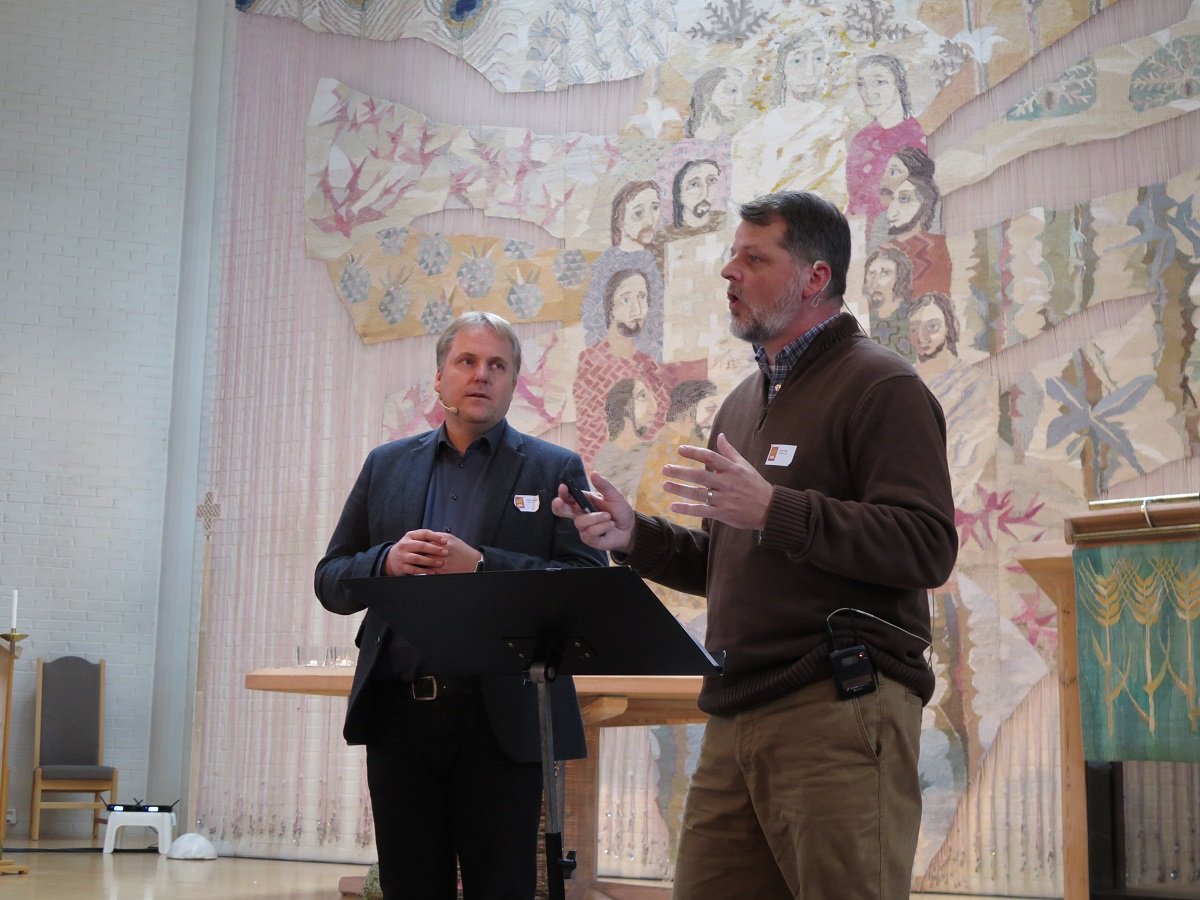 Professor Erik Carter (t.h.) var hovedtaler på HEL-konferansen. Odd Bjarne Ellefsen var tolk. (Foto Dag A. Kvarstein)