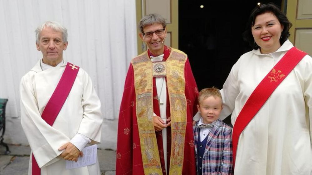 Ian Richards, biskop Stein Reinertsen og Marina Wikstad sammen med sin sønn.