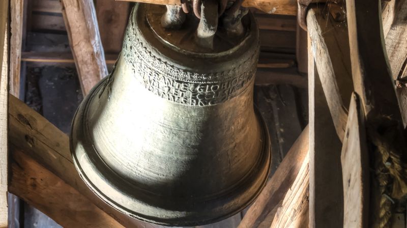 Den 400 år gamle kirkeklokken i Greipstad kirke. Foto: Kjell Ivar Mortensen