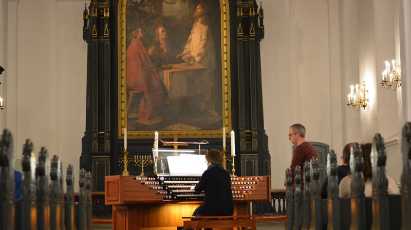 Domkantor Elsebeth Lücherath holdt en flott minikonsert på det nye orgelet i Domkriken under fagdagen for kirkemusikere. Foto Dag A. Kvarstein